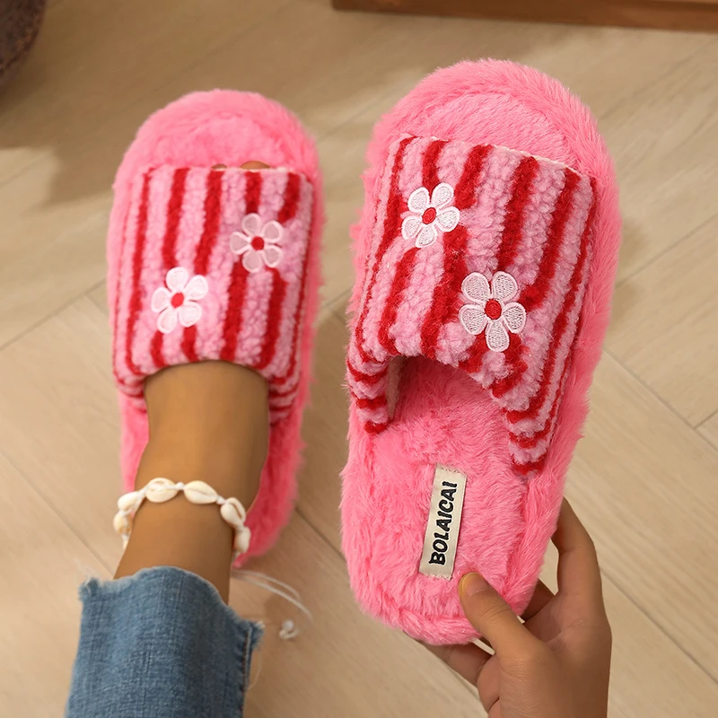 Embroidery Garments - Pantuflas de Felpa con Bordado de
